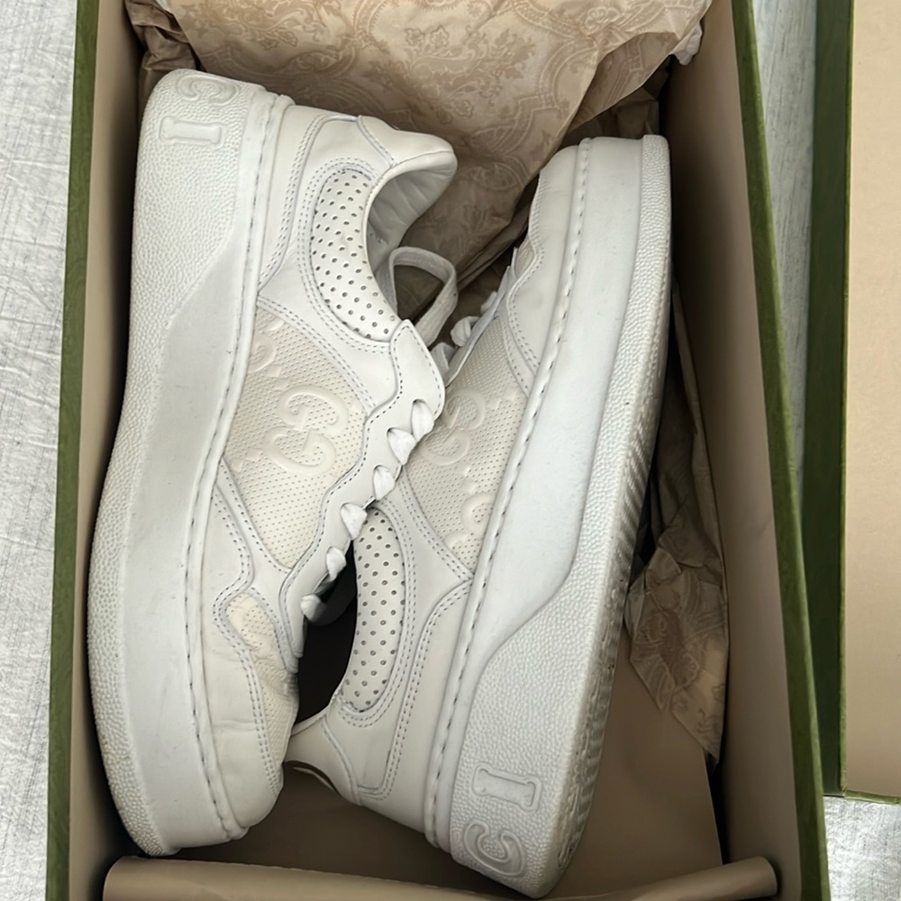WOMEN'S GG EMBOSSED SNEAKER
